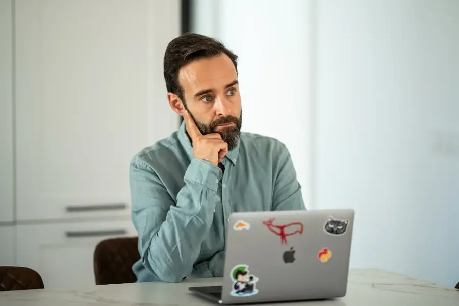Alfonso Moure, consultor de SEO técnico, GEO, WPO e IA aplicada, trabajando con su portátil