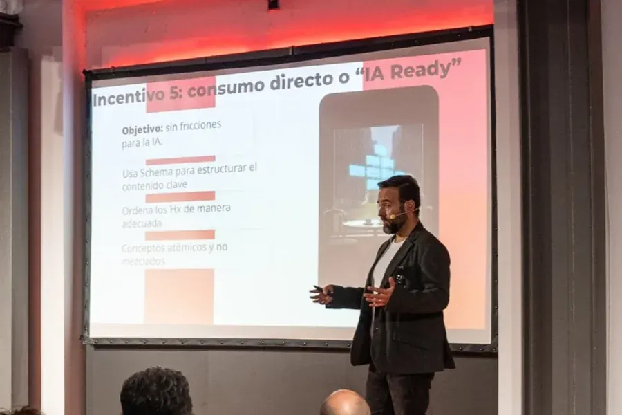Alfonso Moure en escenario presentando sobre IA Ready y SEO técnico